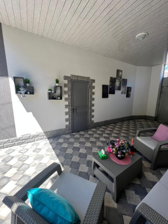 Cool Blue Interior Self Check In Apartamento Erevan Exterior foto